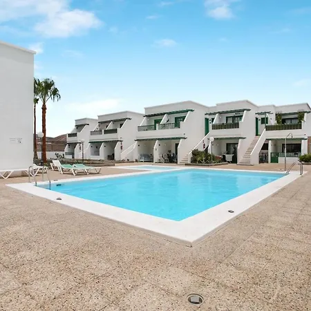 Charming Apartment: Pool-side Retreat *