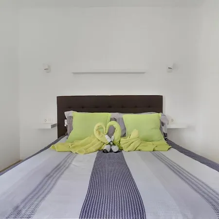 Apartment Charming Apartment: Pool-side Retreat